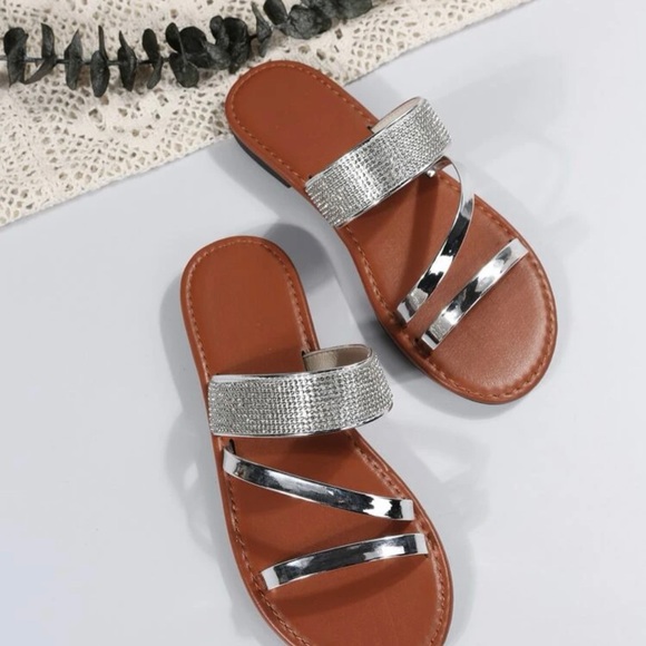 Adorable Sandals that Sparkle. - Picture 4 of 4